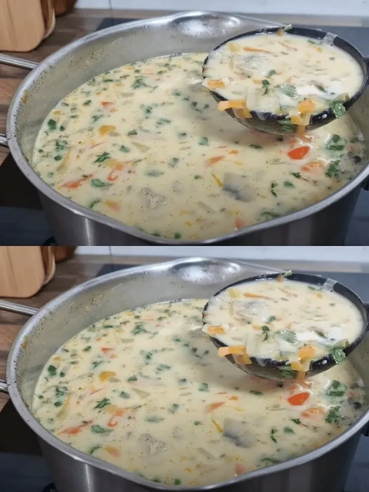 Noorse crèmesoep met zalm in een kom, geserveerd met verse kruiden.