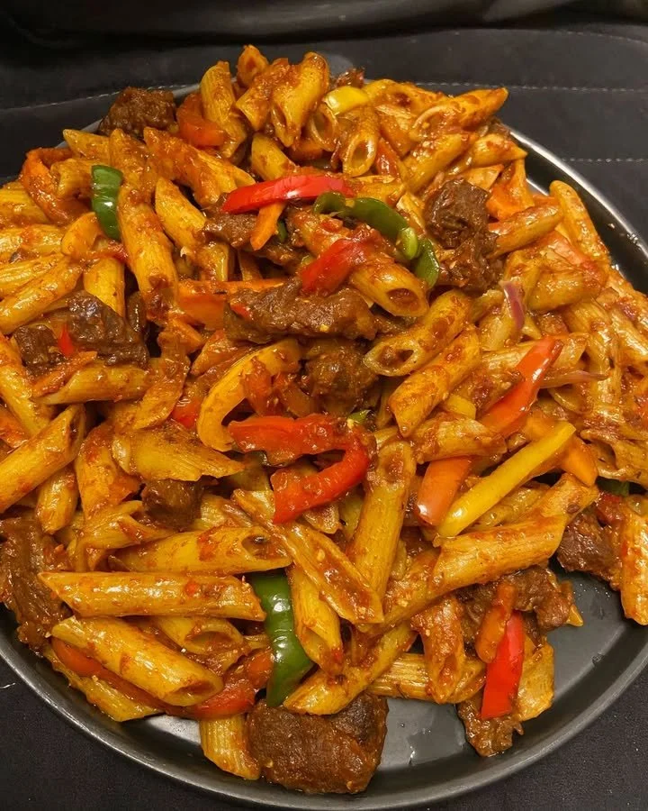 Pittige penne pasta met aromatische sauzen en kruiden