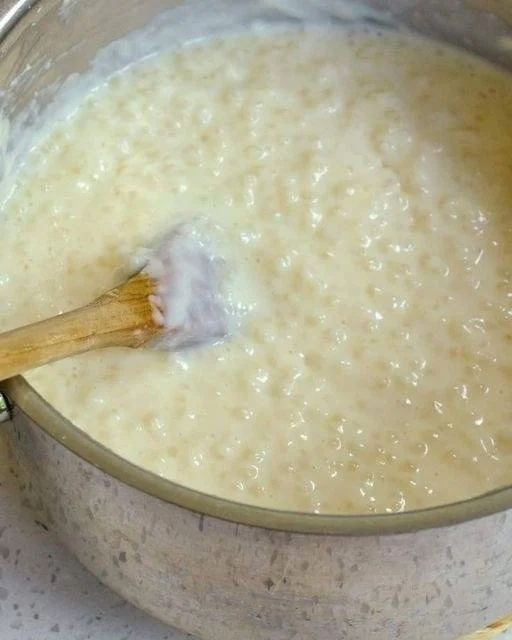 Een romige en smaakvolle rijstpudding met een vleugje kaneel en vanille.