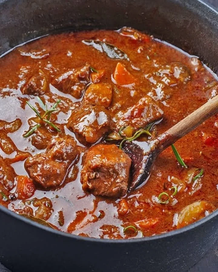 Heerlijke winterse goulash met groenten en vlees, ideaal voor koude avonden.