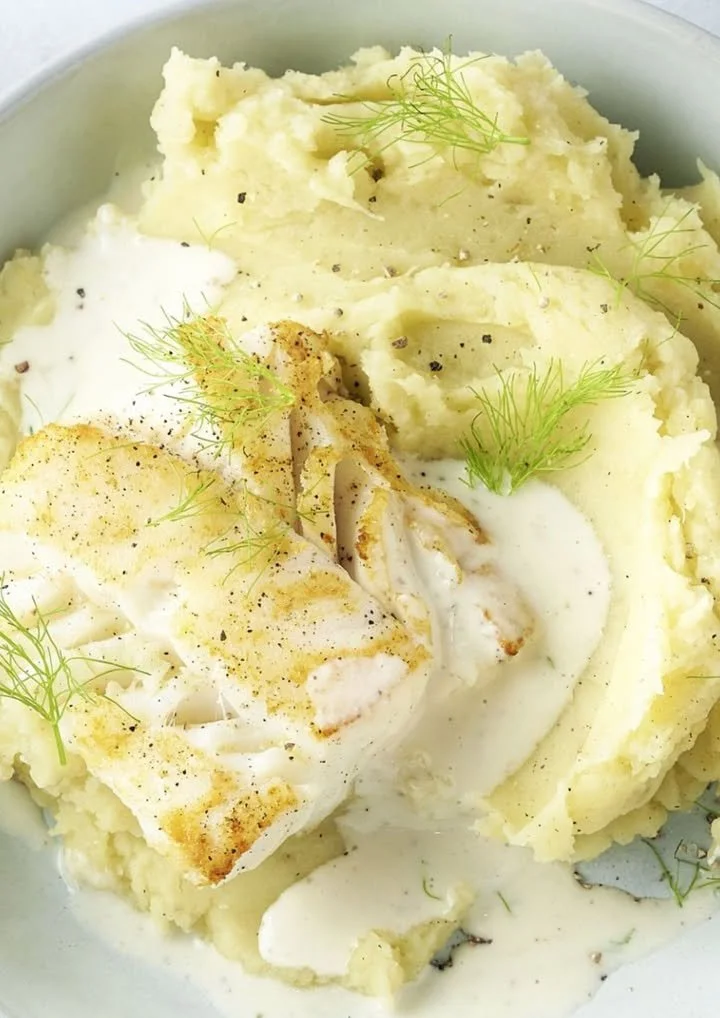 Witte visfilet geserveerd met venkelpuree en peterselieroomsaus op een bord