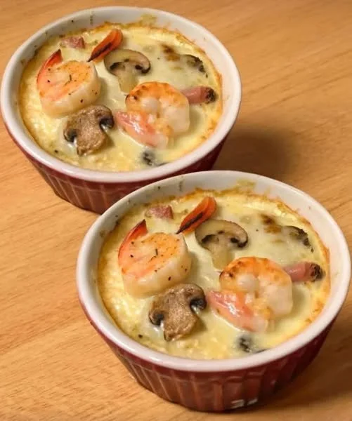Zeevruchten met champignons in romige saus op een bord