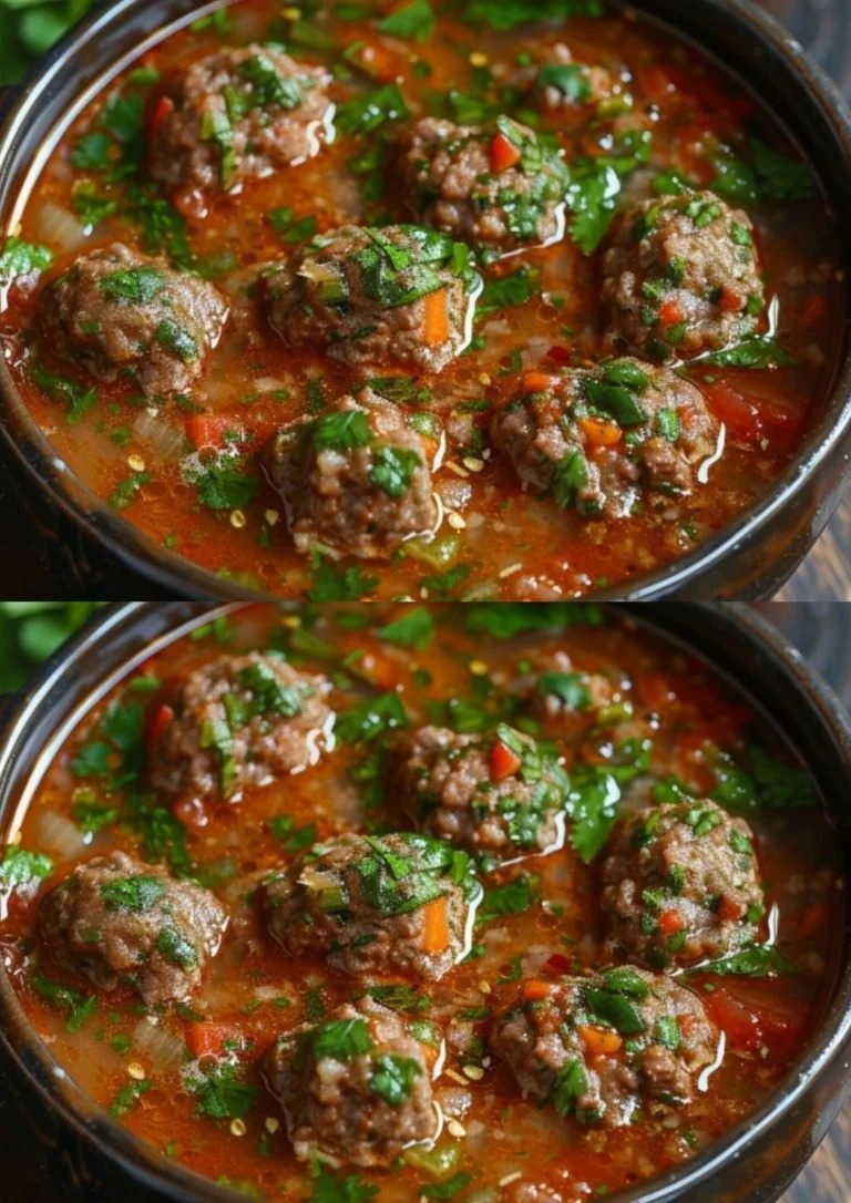 Heerlijk bord authentieke Mexicaanse Albondigas Soep met verse ingrediënten.