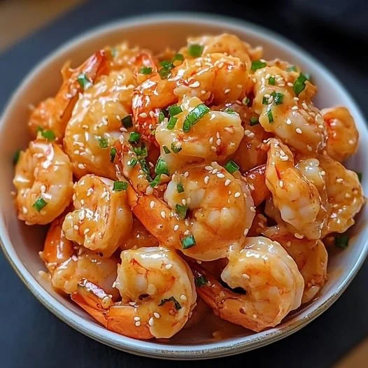 Krokante Bang Bang garnalen geserveerd met pittige saus en groenten