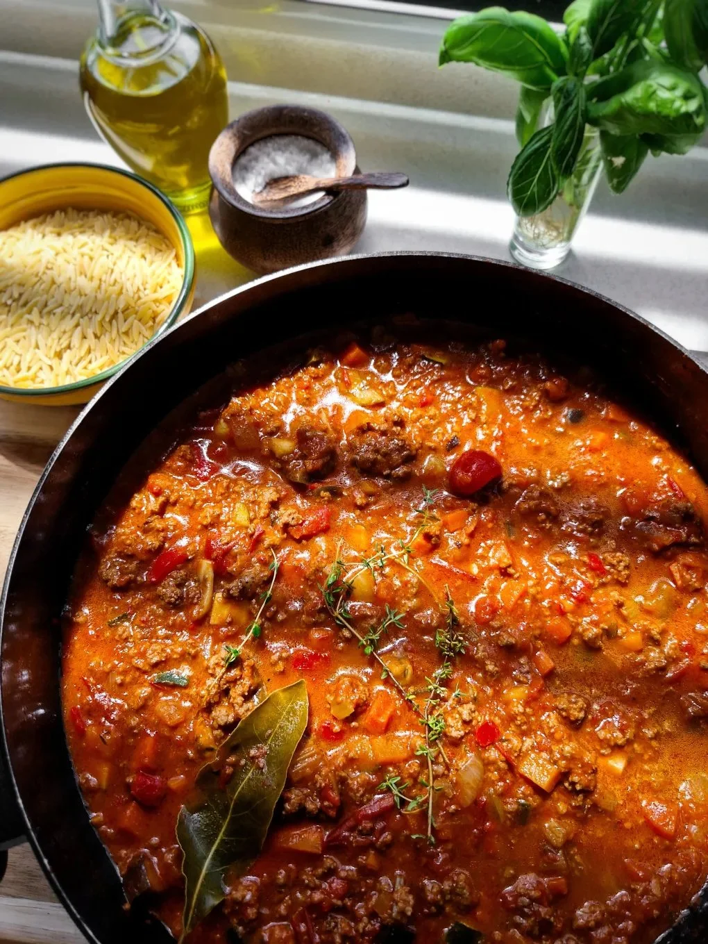Bolognesesaus recept met verse ingrediënten en kruiden voor pasta gerechten