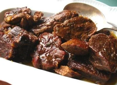 Oma's stoofpot met groenten en vlees in een mooie pan