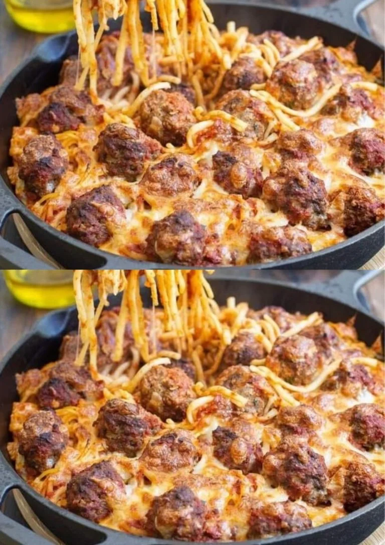Ovengebakken linguine met gehaktballen en tomatensaus op een bord