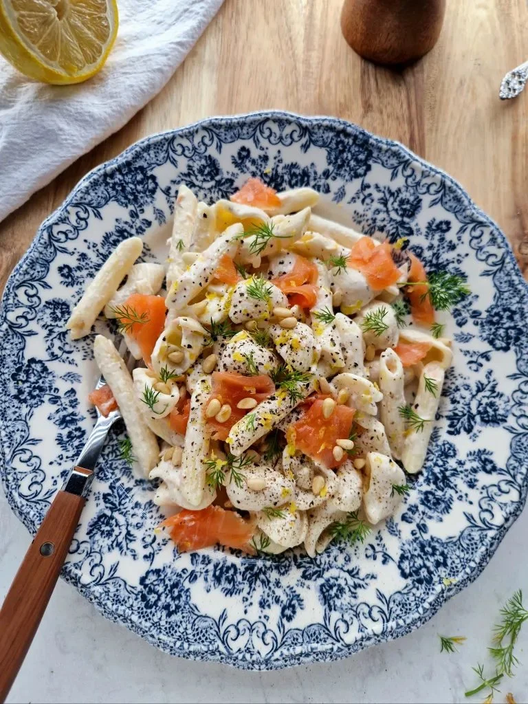 Pasta met zalm en Boursin op een bord, een smakelijk recept.