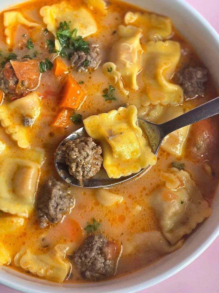 Heerlijke ravioli soep met gehaktballen in een kom