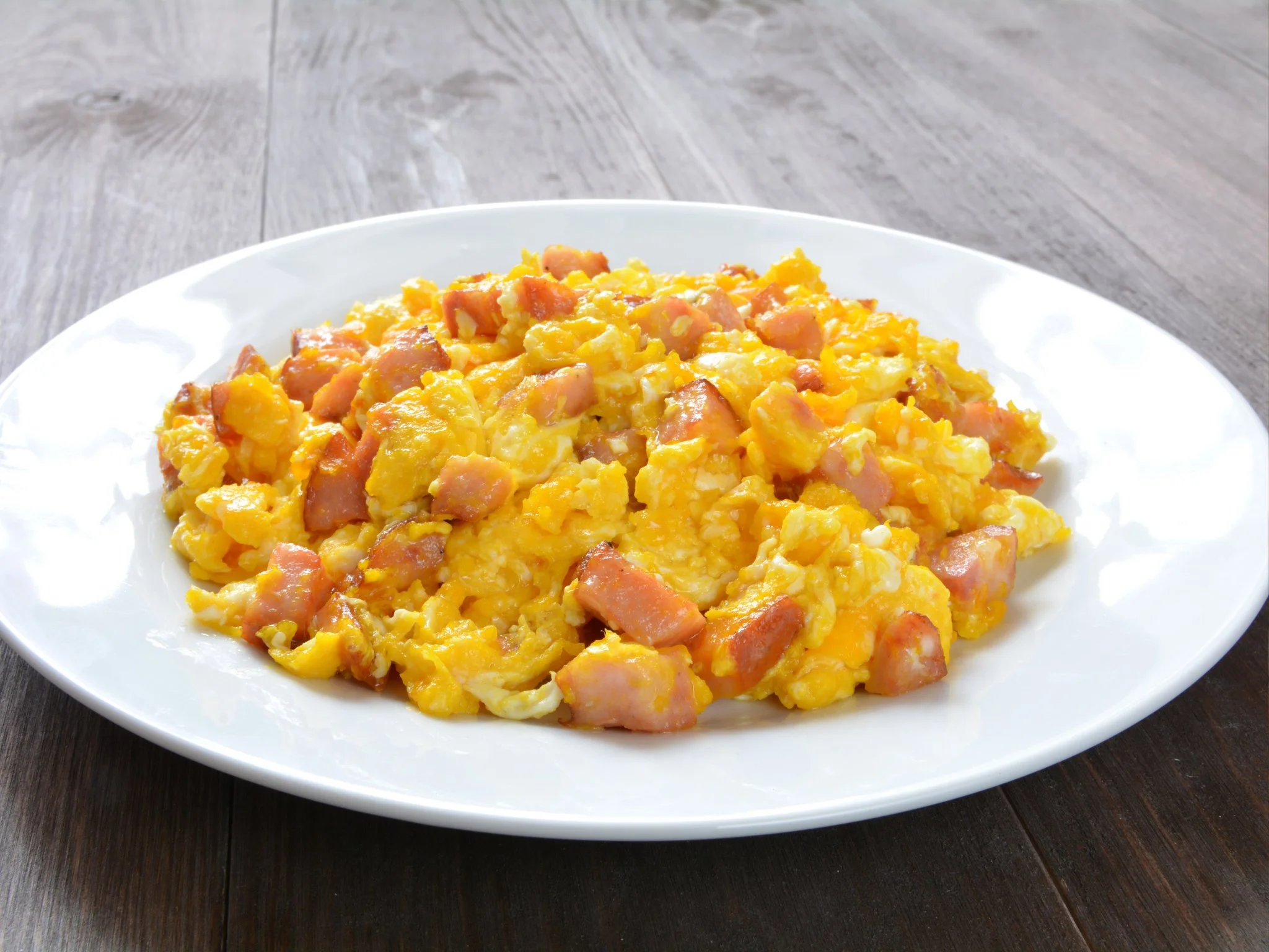 Roerei met kruiden op een bord, perfect voor ontbijt of brunch.