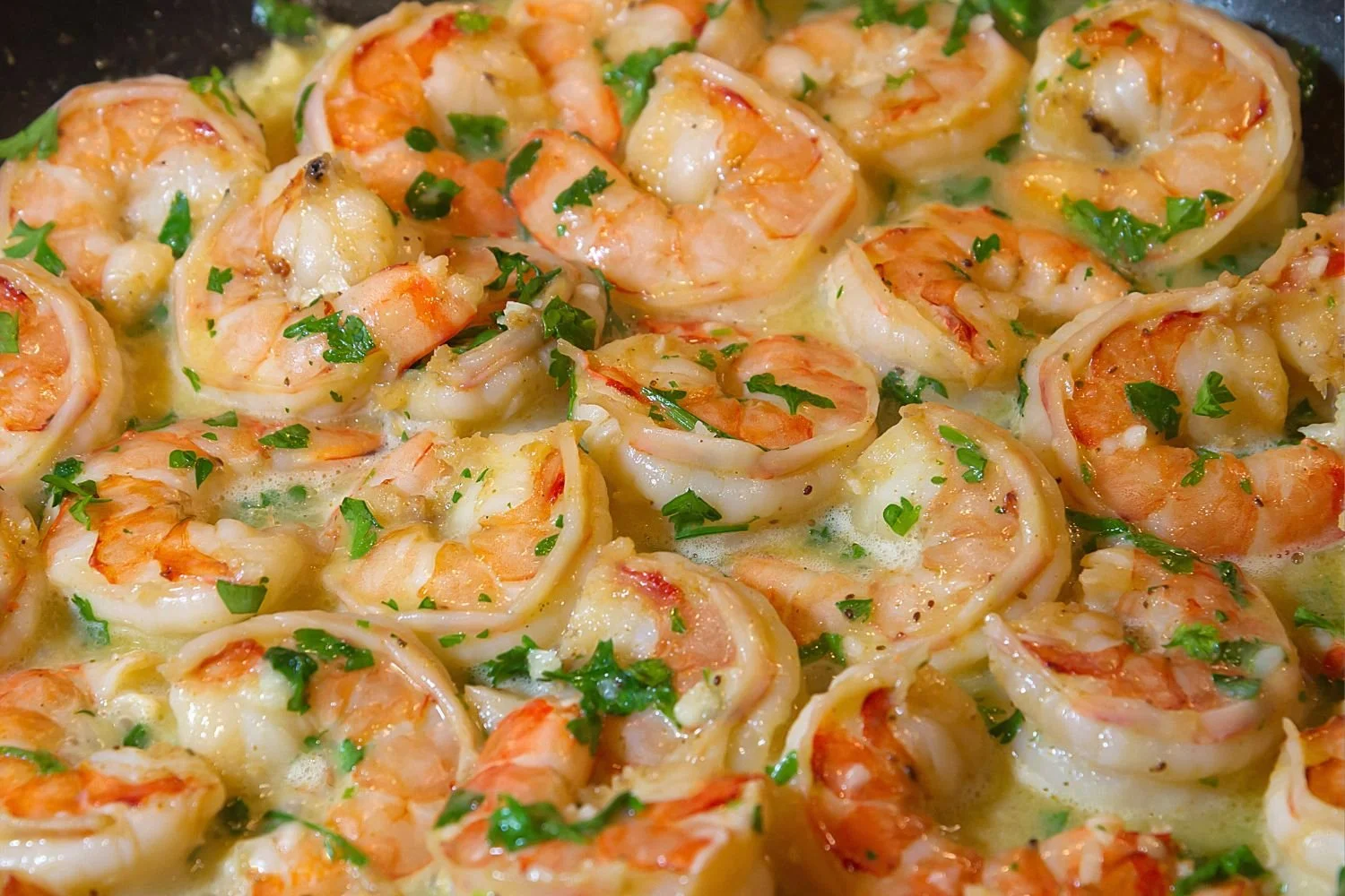 Romige bloemkool en gehakt ovenschotel met Boursin en mozzarella uit de oven.