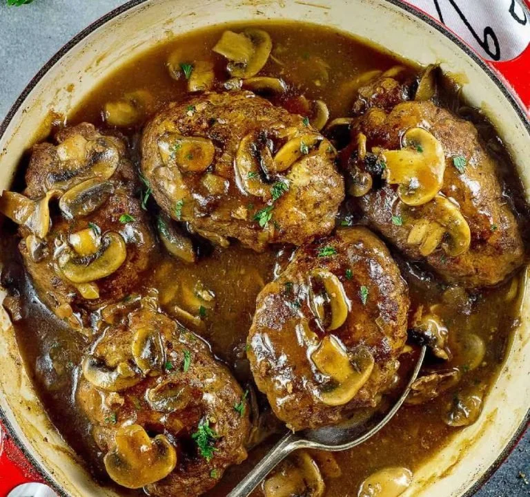 Heerlijke, zelfgemaakte Salisbury Steak met smakelijke sauzen.