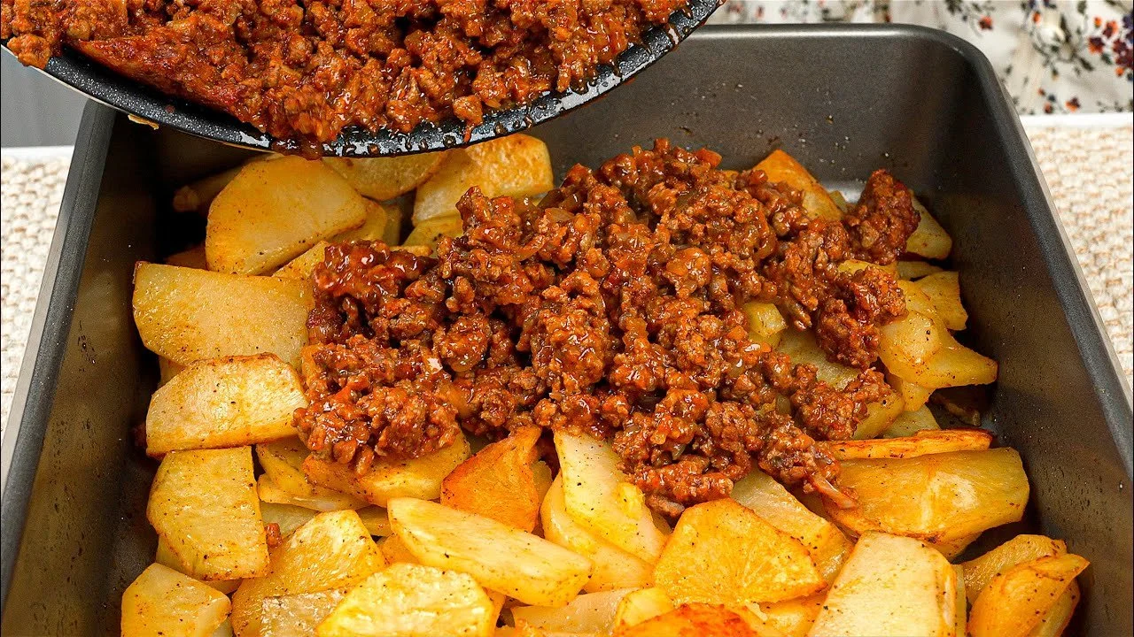 Heerlijke aardappelen met gehakt geserveerd op een bord