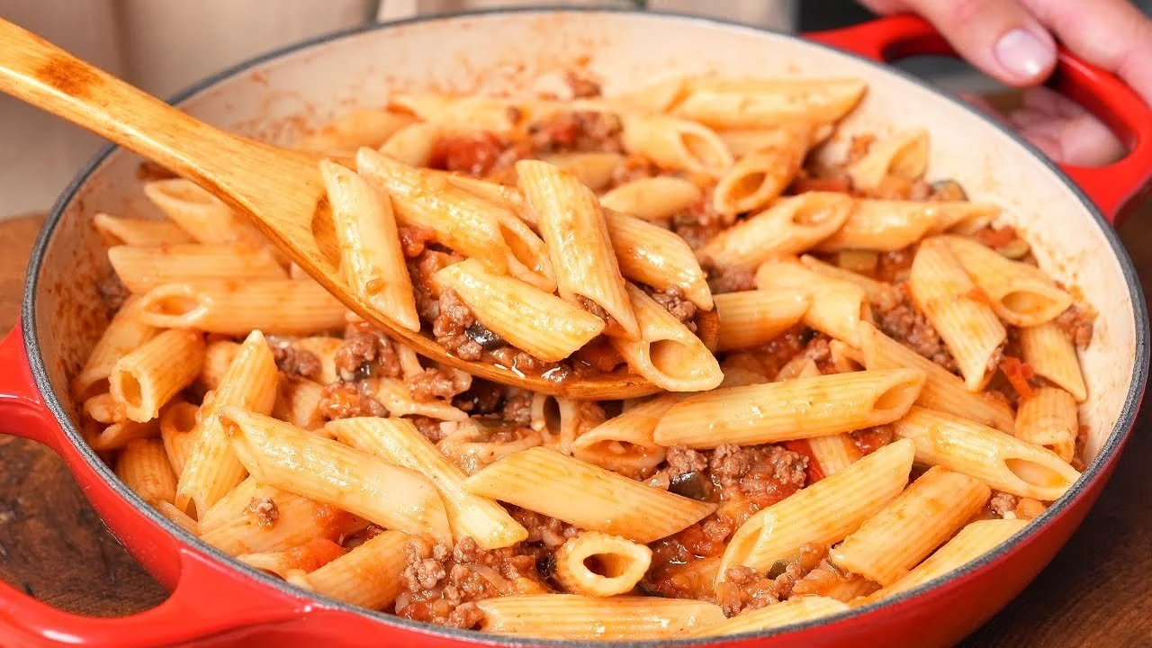 Vegan Aubergine Pasta met tomatensaus en basilicum