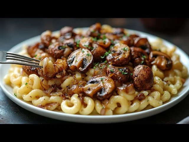 Champignons pasta met knoflook en verse kruiden in een schaal