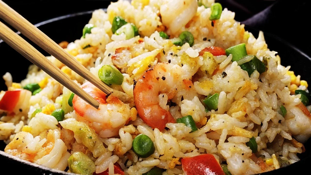 Heerlijke gefrituurde rijst met garnalen, een smakelijk gerecht.