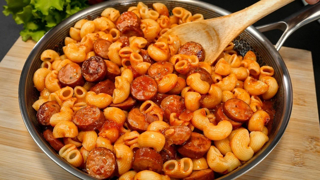 Eenvoudige worst pasta met tomatensaus, een snelle en heerlijke maaltijd