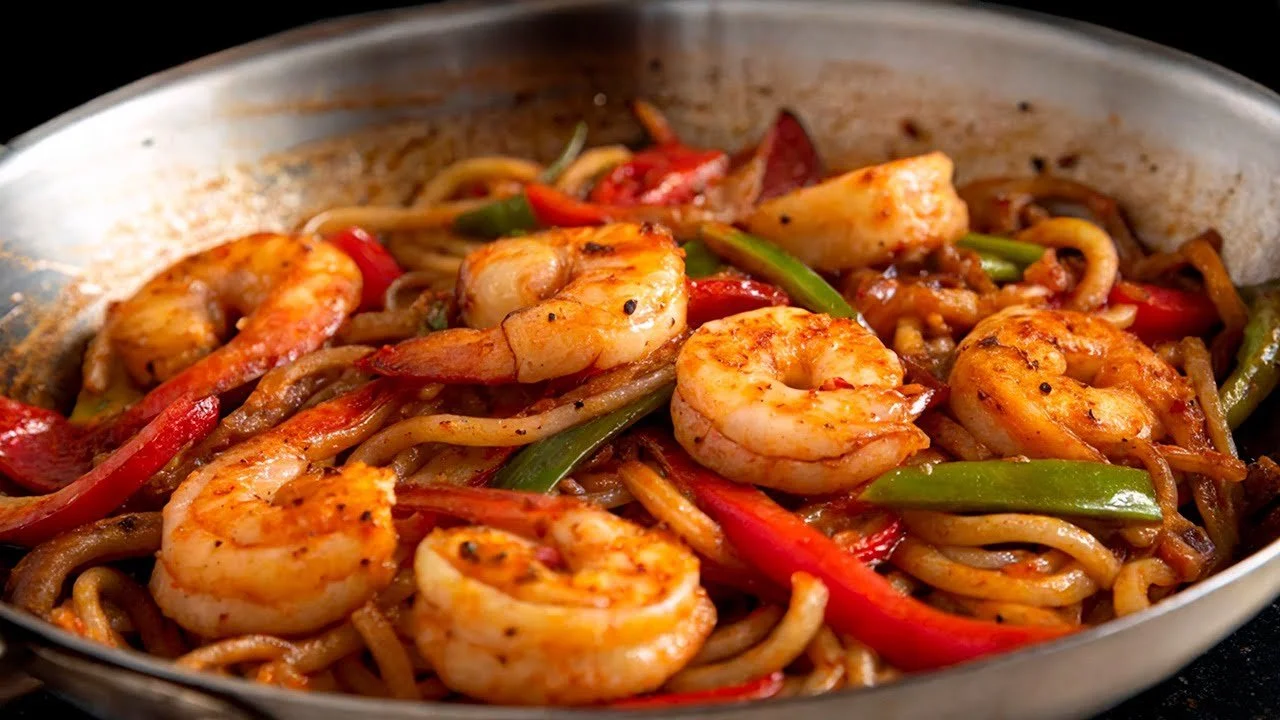 Garnalen en Udon Noodles Roerbakschotel met groenten