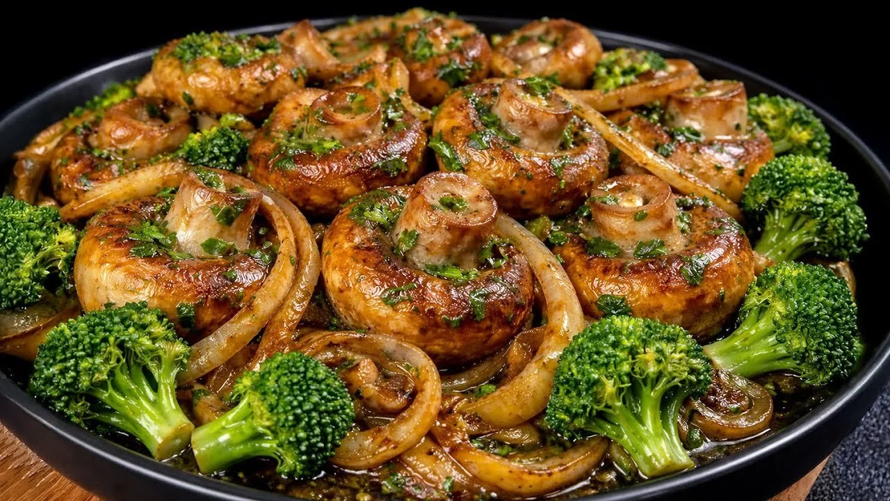 Gebakken champignons met broccoli op een bord