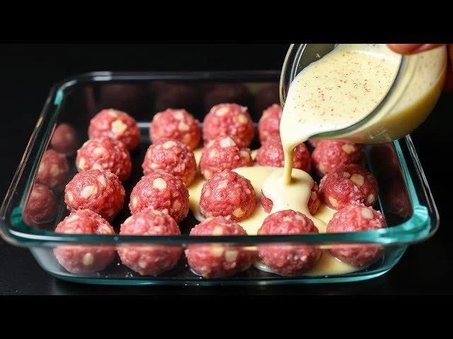 Gehaktballen met romige saus en geroosterde aardappelen op een bord
