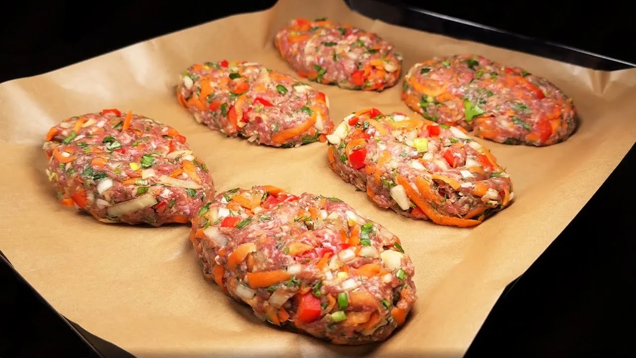 Heerlijke gehaktballen geserveerd met zuurkool en romige aardappelpuree