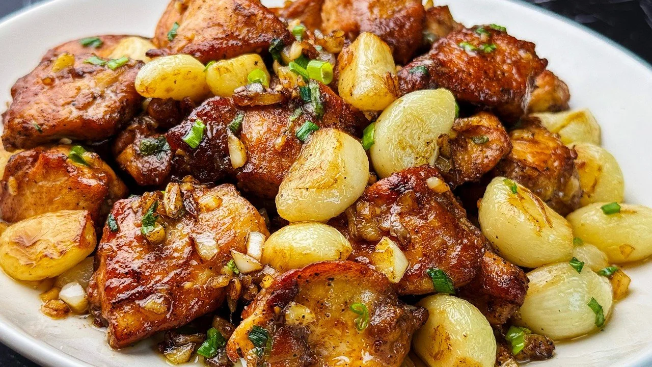 Gouden knoflook boter kipfilet met een smakelijke kruidenmix.