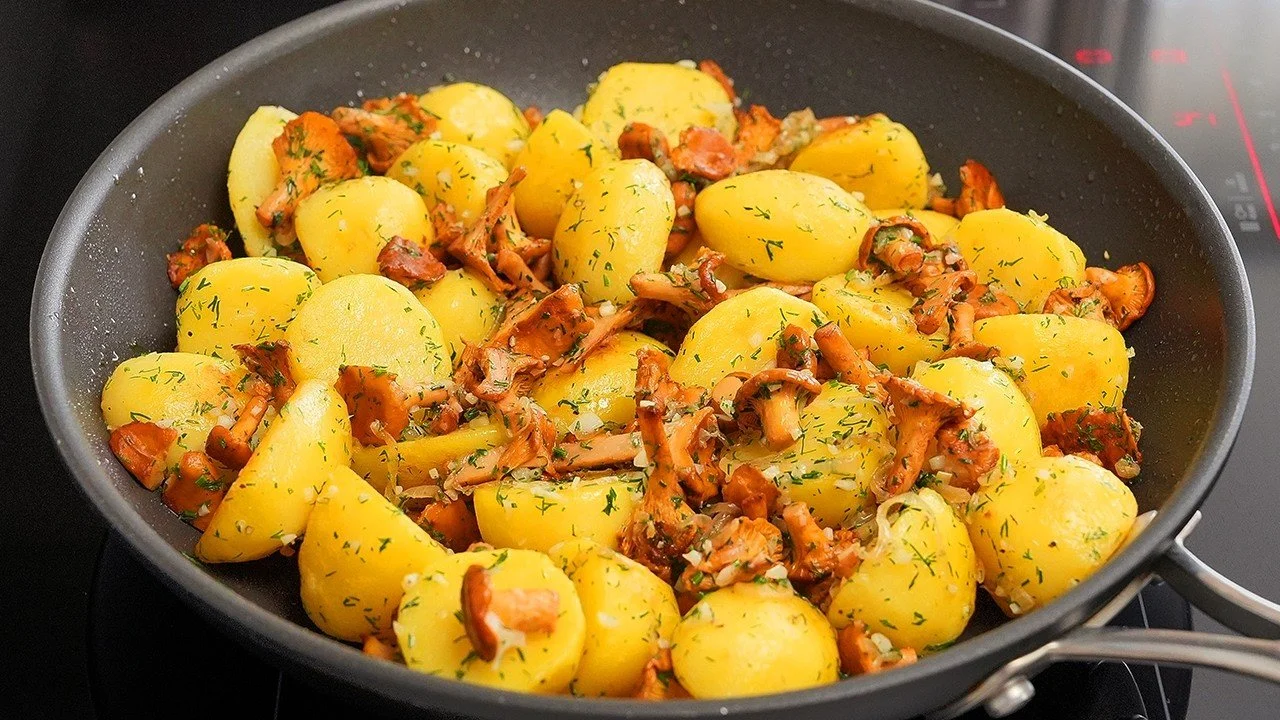 Heerlijke aardappelen met eekhoorntjesbrood op een bord