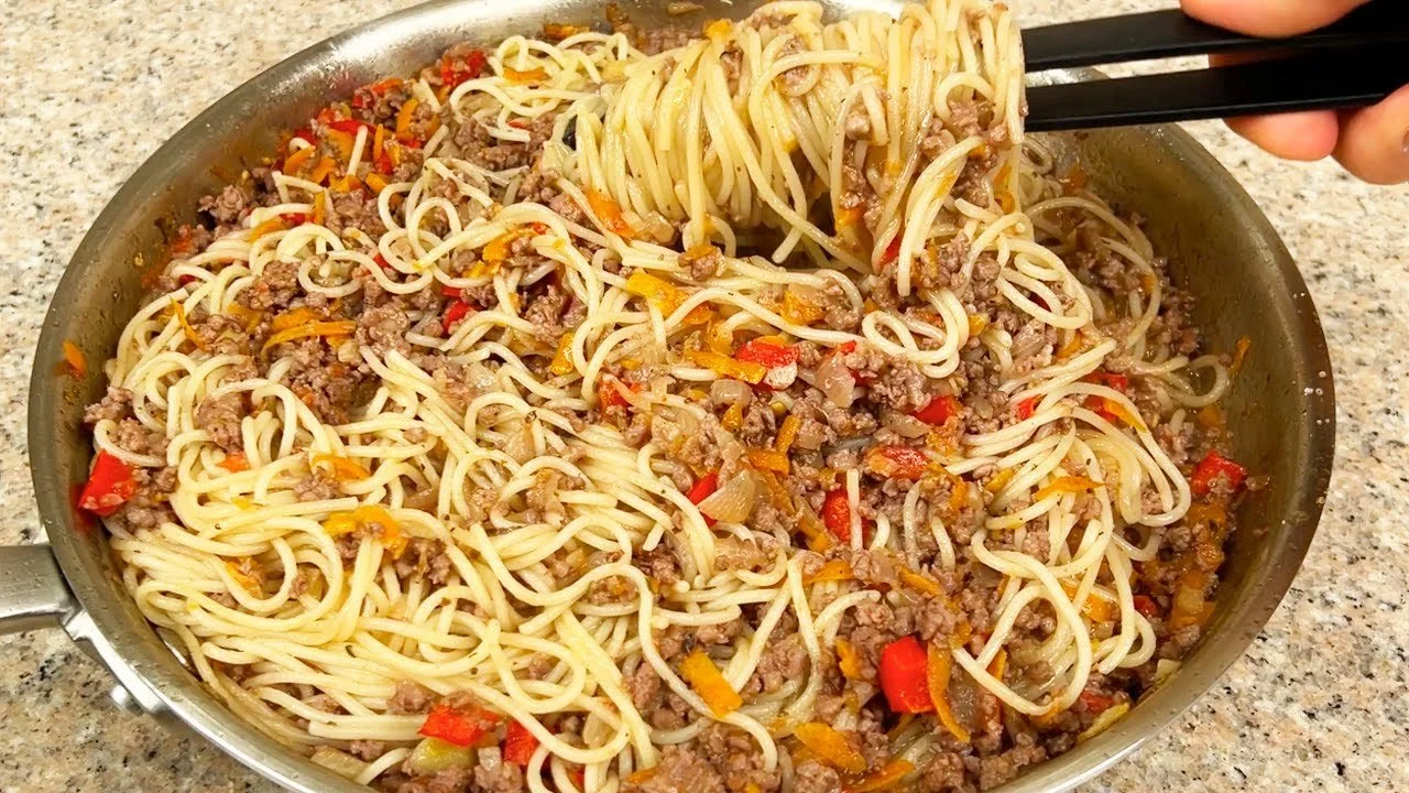 Heerlijke Spaghetti Bolognese geserveerd met verse kruiden en Parmezaanse kaas