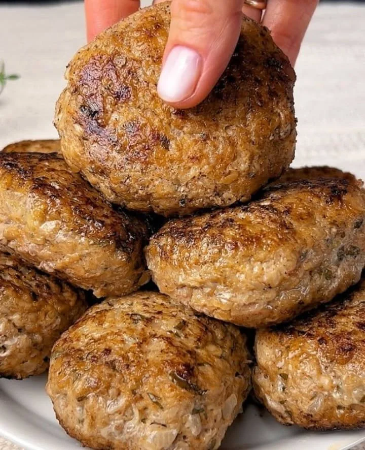 Heerlijke zelfgemaakte pasteitjes op een bord