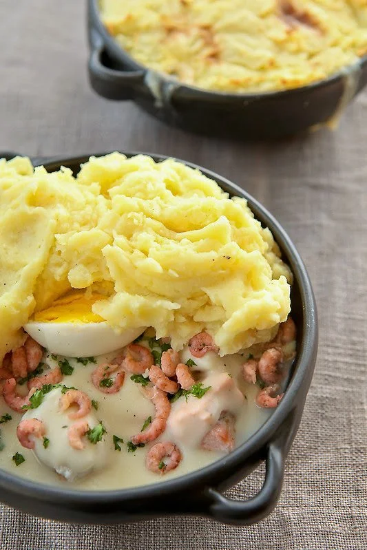 Heerlijk vispannetje met garnalen en aardappelpuree voor een smakelijke maaltijd.