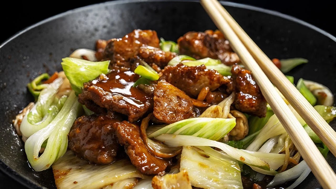 Heerlijke Kip en Kool Roerbak gerecht met verse ingrediënten