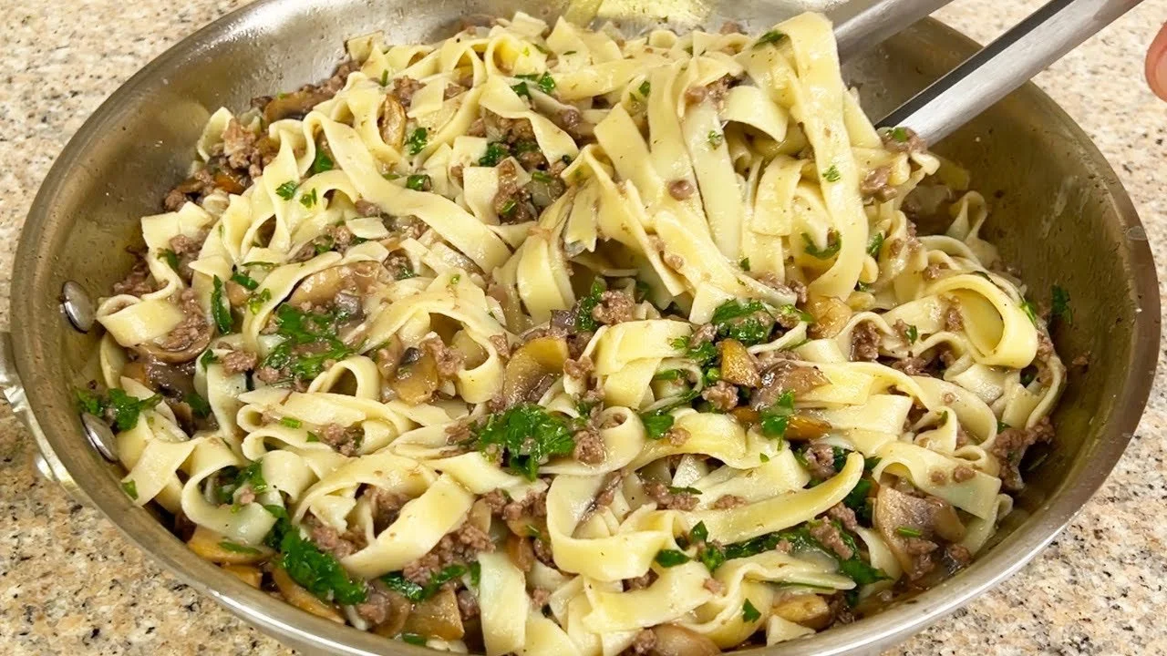 Heerlijk bord pasta met champignons en rundvlees