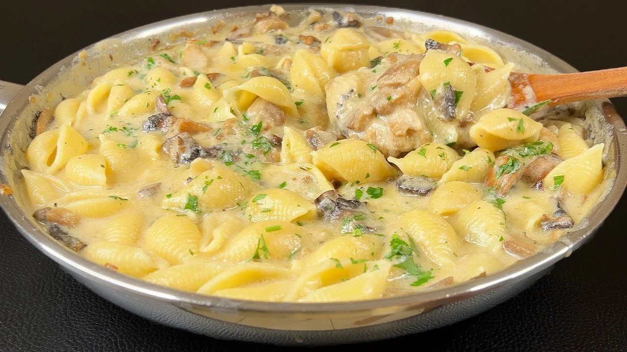 Pasta met champignons in botersaus, een heerlijk en smaakvol gerecht.