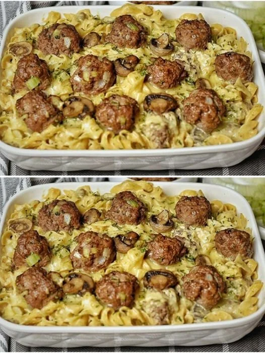 Pasta met champignonsaus en gehaktballetjes op een bord