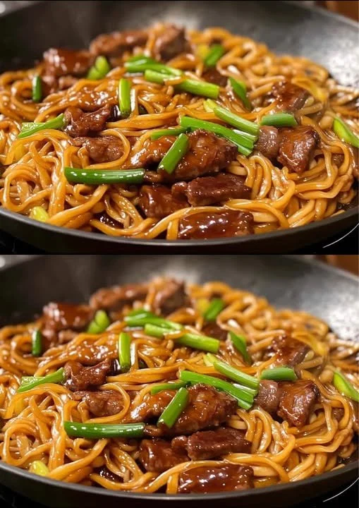 Een heerlijke maaltijd van roerbaknoedels met groenten en saus.