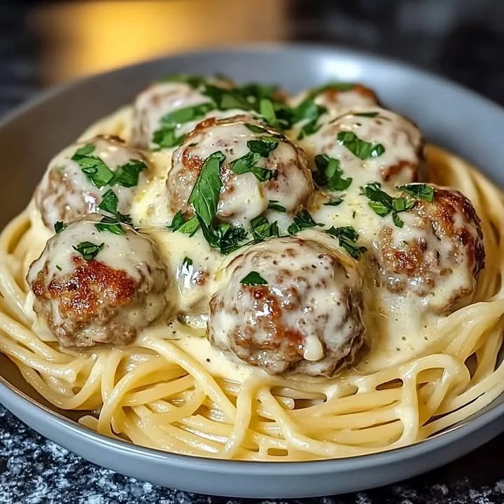Romige gehaktballetjes met pasta, een heerlijk en makkelijk recept.