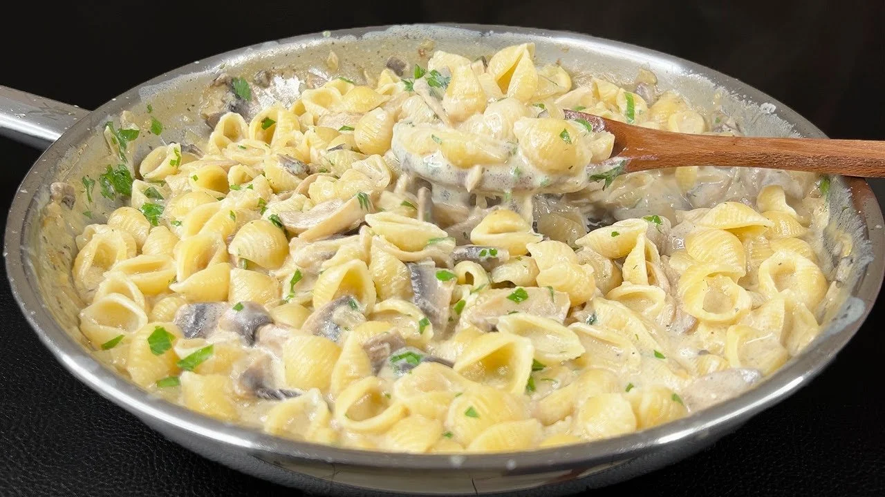 Romige paddestoelen pasta met verse ingrediënten en een smakelijke saus