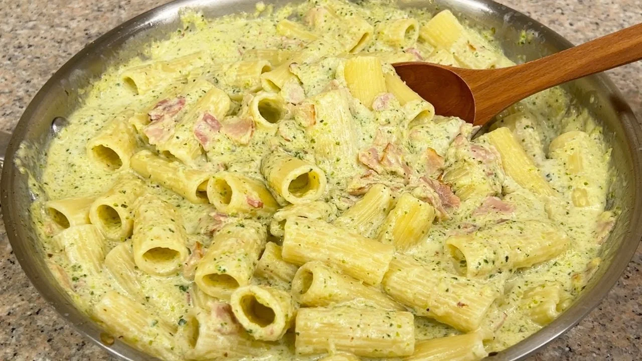 Romige pasta met courgette en spek, een heerlijk en makkelijk recept.