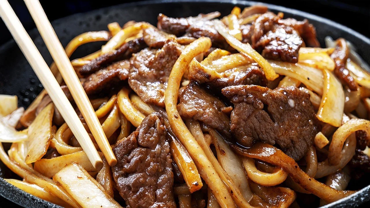 Een gerecht met rundvleesnoedels, groenten en smaakvolle kruiden.