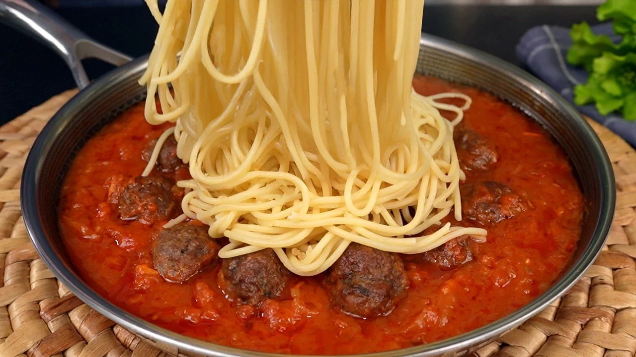 Een bord spaghetti met zelfgemaakte gehaktballen in tomatensaus