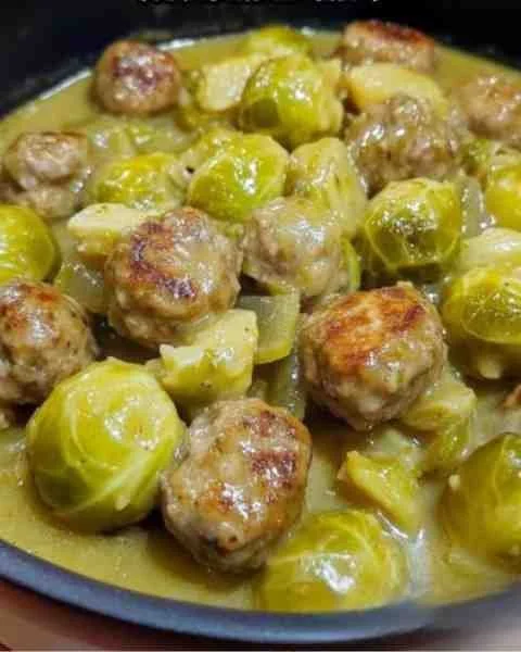 Spruitjes en gehaktballetjes op een bord, een heerlijk en gezond gerecht.