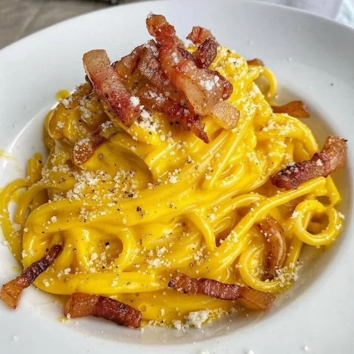 Authentieke Carbonara met spek, eieren en pasta, een klassiek Italiaans gerecht.