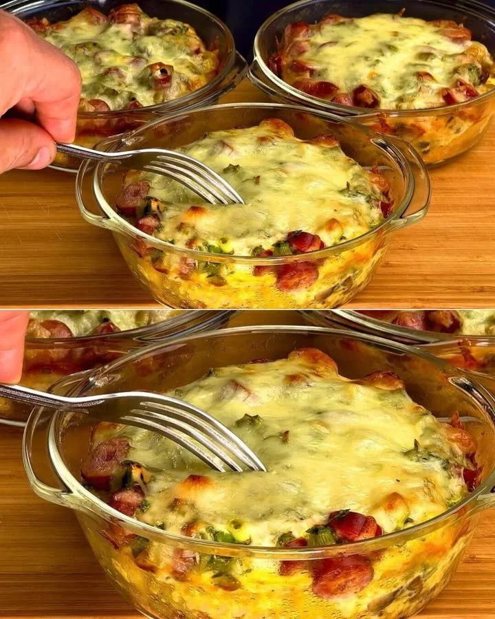 Bakte pasta met paddestoelen en worst, een smakelijk gerecht.