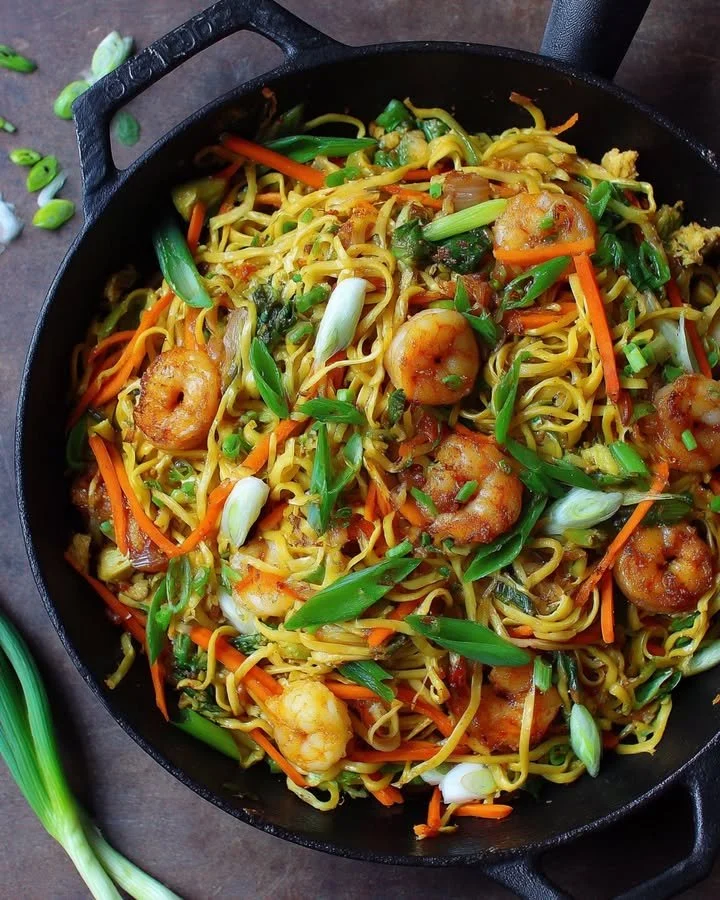Heerlijk bord Bami Goreng met noedels en groenten.