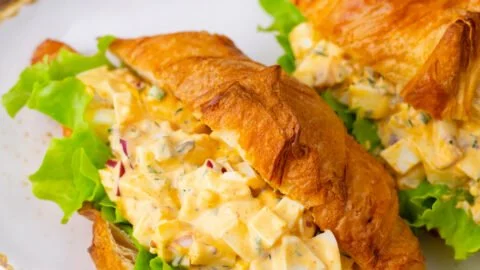 Heerlijke eiersalade in een kom, perfect voor sandwiches en salades.