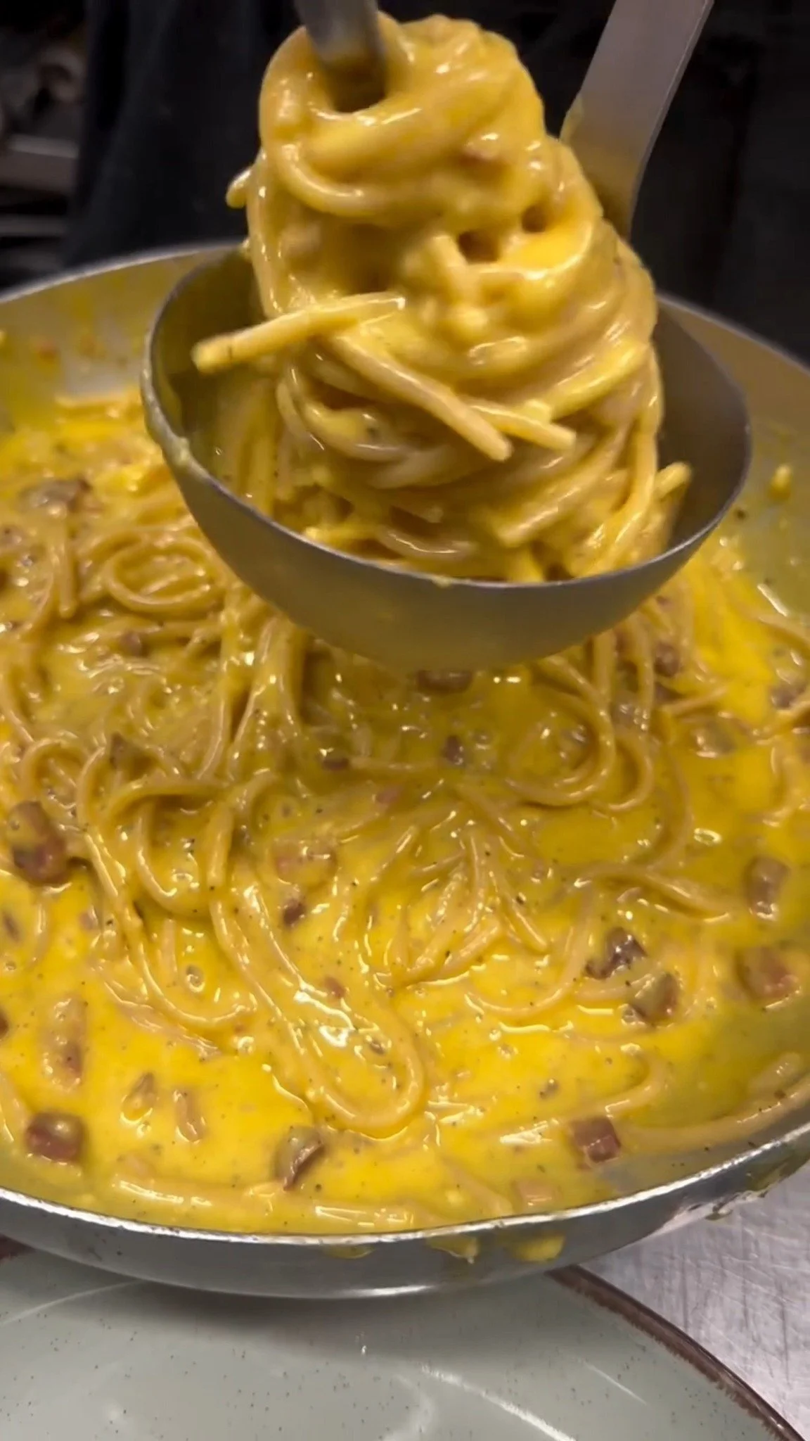 Heerlijke Carbonara pasta met spek en kaas, perfect voor een avondmaaltijd.