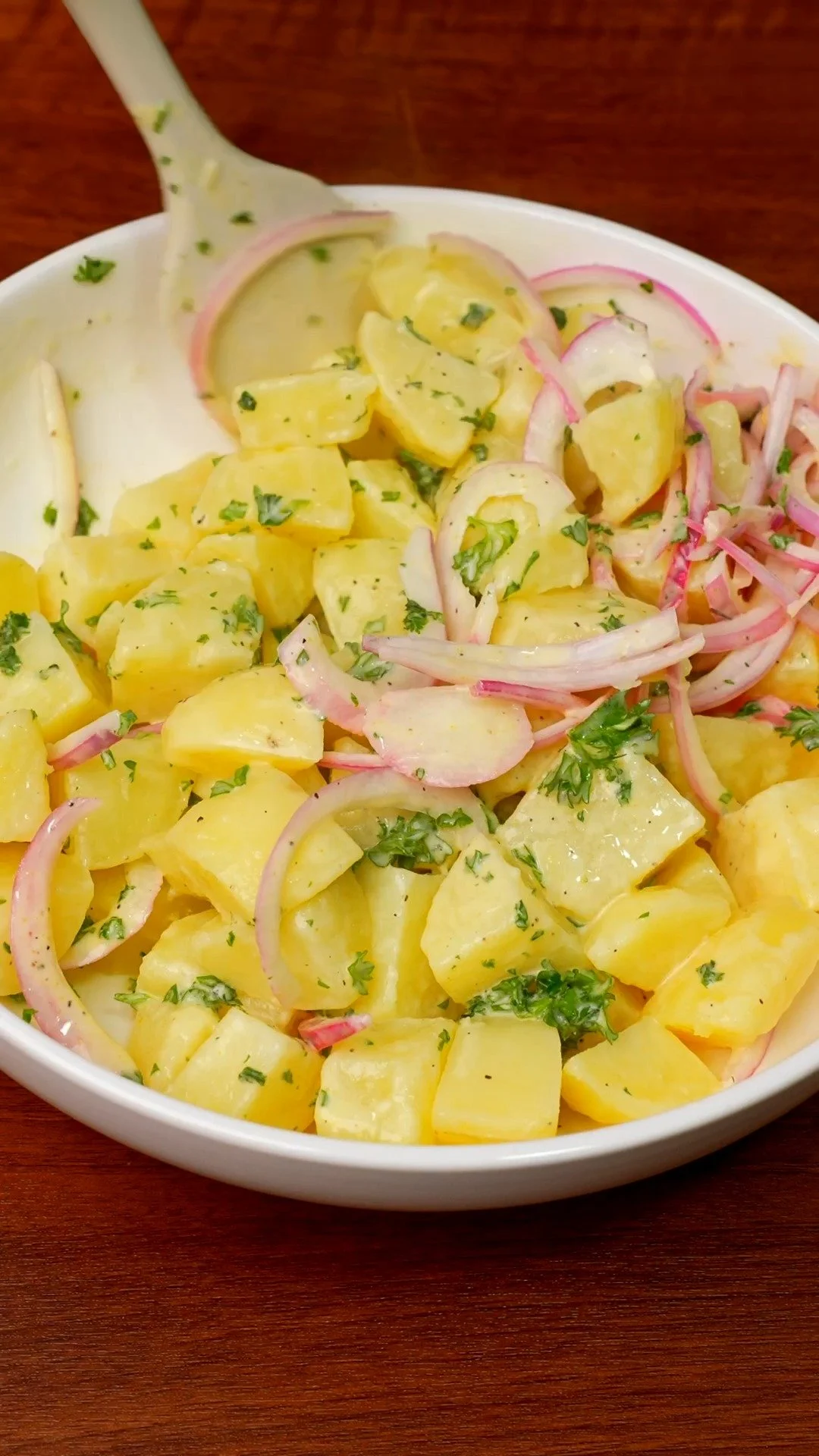 Smaakvolle aardappelsalade met verse ingrediënten en kruiden