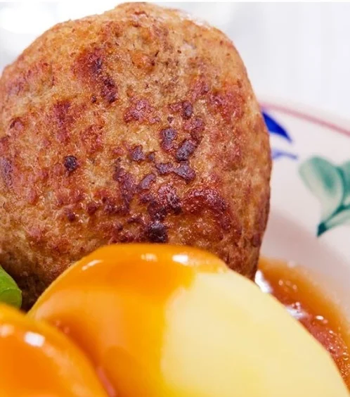 Heerlijke Nederlandse gehaktballen geserveerd met aardappelpuree en groenten.
