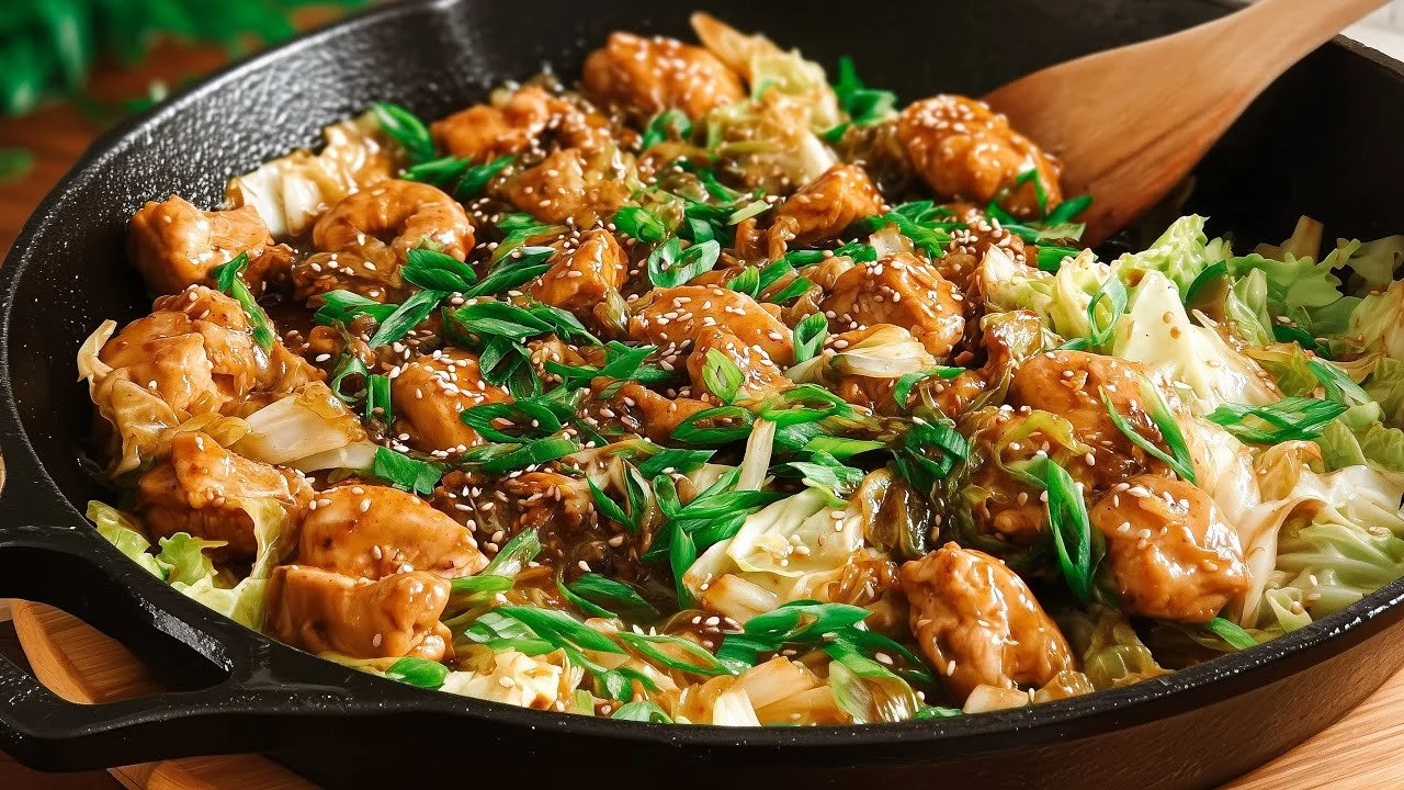 Eenvoudig eenpans kip met kool recept in een pan
