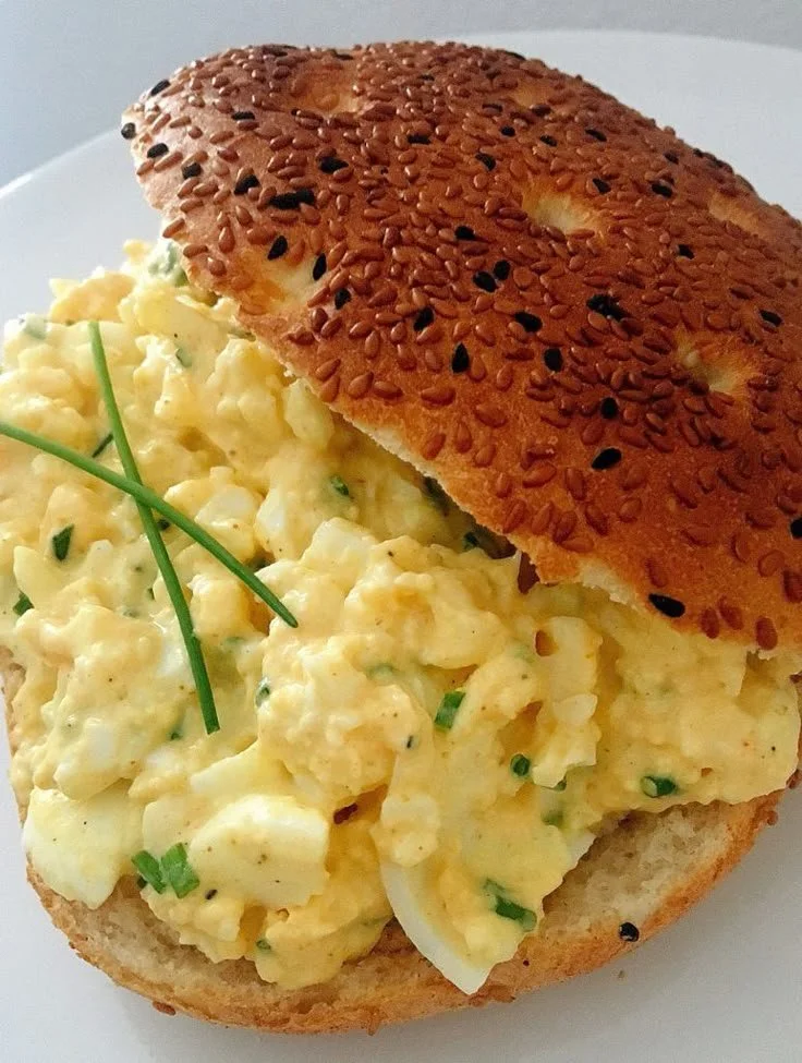 Heerlijke eiersalade geserveerd in een kom met verse ingrediënten.